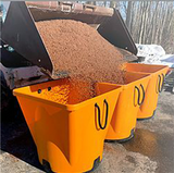 Multifunktionsfässer werden mit Sand beladen